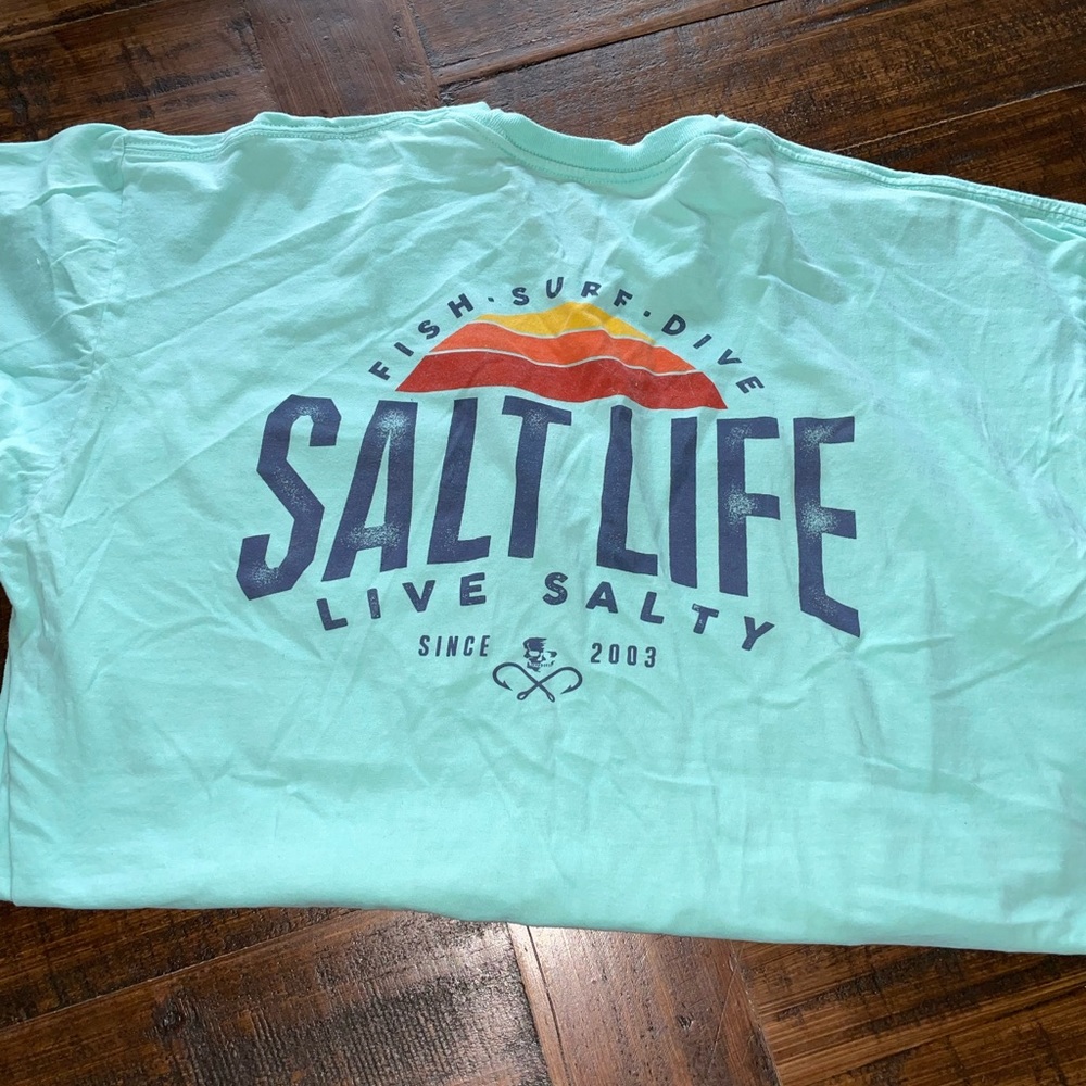 Men’s salt life T-shirt.
